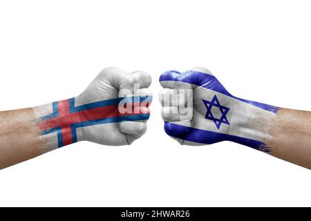 Due mani si pugno l'una all'altra su sfondo bianco. Bandiere di paese dipinte pugni, conflitto concetto di crisi tra le isole faeroeer e israele Foto Stock