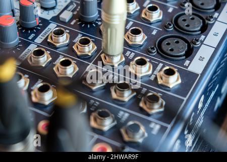 Pannello di controllo elettronico della musica sonora con linea jack varie parti del controller audio Foto Stock