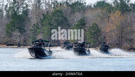 220215-N-ZM469-092 STENNIS SPACE CENTER, Miss. – Una formazione di artigianato fluviale si prepara per l'addestramento da parte di strutture Naval Small Craft Instruction and Technical Training School situato lungo il fiume Pearl nel Mississippi meridionale a sostegno di Semester 22-2 iterazioni di formazione. La recente cerimonia di laurea formale del semestre 22 ha visto la partecipazione di studenti delle nazioni partner delle Bahamas, Repubblica Ceca, Estonia, Germania, Giamaica, Lettonia, Mauritania, Maurizio, Polonia, Repubblica di Corea, Romania e Ucraina. NAVSCIATTS è una scuola di cooperazione alla sicurezza che opera sotto la virgola delle operazioni speciali degli Stati Uniti Foto Stock