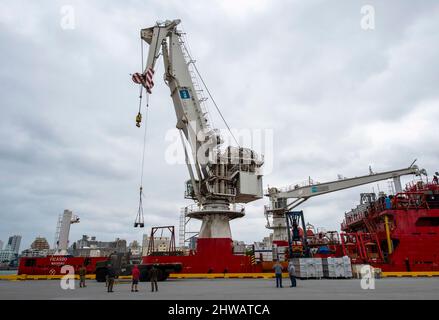 OKINAWA, Giappone (Feb 20, 2022) i marinai assegnati al Battaglione Navale Mobile Construction (NMCB) 3 trasportano le attrezzature sulla nave di supporto alle immersioni (DSCV) Picasso, contratta dalla Marina degli Stati Uniti, per supportare il recupero dell'aeromobile F-35C Lightning II che si è schiantato durante le operazioni di volo di routine nel Mar Cinese Meridionale, gennaio 24. NMCB-3 è assegnato al Comandante, Task Force (CTF) 75. Il CTF 75 e il Supervisore di salvataggio e immersione della NAVSEA (SUPSALV) stanno imbarcando Picasso per sorvegliare il recupero sicuro dell’aeromobile. (STATI UNITI Foto Navy di Mass Communication Specialist 1st Classe Billy ho) Foto Stock