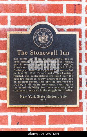 Stonewall Inn lapide commemorativa con un'iscrizione in memoria dei tumulti di Stonewall nel Greenwich Village nel 1969. - New York, USA, 2022 Foto Stock