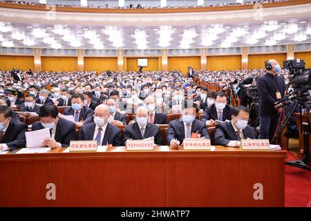 Pechino, Cina. 5th Mar 2022. I deputati partecipano all'incontro di apertura della quinta sessione del Congresso Nazionale del Popolo (NPC) del 13th presso la Grande Sala del Popolo di Pechino, capitale della Cina, 5 marzo 2022. Credit: Liu Weibing/Xinhua/Alamy Live News Foto Stock