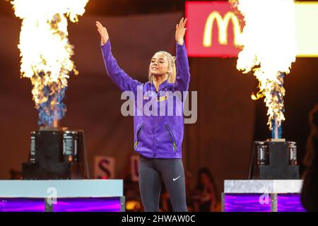 Baton Rouge, LOUISIANA, Stati Uniti. 4th Mar 2022. Olivia Dunne di LSU viene presentata alla folla prima dell'azione NCAA Ginnastica tra i Kentucky Wildcats e le LSU Tigers al Pete Maravich Assembly Center di Baton Rouge, LOUISIANA. Jonathan Mailhes/CSM/Alamy Live News Foto Stock