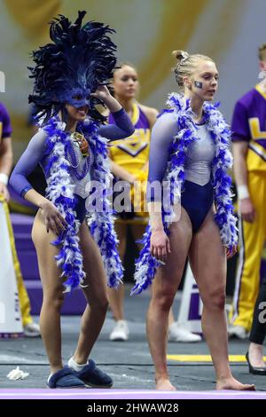 Baton Rouge, LOUISIANA, Stati Uniti. 4th Mar 2022. Un paio di ginnasti del Kentucky si vestono durante l'azione NCAA Ginnastica tra i Kentucky Wildcats e le LSU Tigers al Pete Maravich Assembly Center di Baton Rouge, LOUISIANA. Jonathan Mailhes/CSM/Alamy Live News Foto Stock