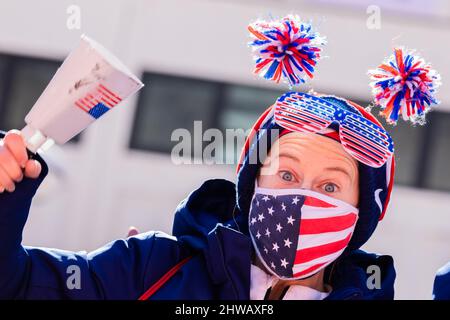 Pechino, Cina. 05th Mar 2022. Paralimpiadi, Para Alpine Ski, Men, Downhill seduta al National Alpine Ski Center: Un fan degli Stati Uniti al traguardo. Credit: Christoph Soeder/dpa/Alamy Live News Foto Stock