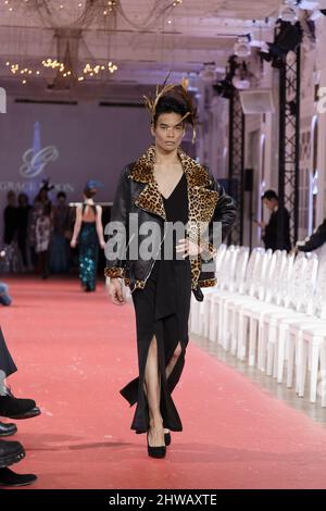 Parigi, Francia. 03rd Mar 2022. Il modello Jeremy Bellet cammina sulla pista durante l'anteprima di "Fly to the Moon" Grace Moon Fashion Show. Foto Stock