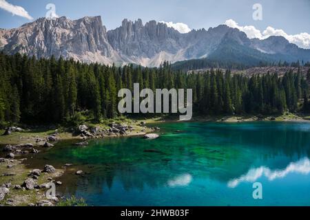 Bellissimo scatto del Lago Carezza, un piccolo lago alpino nelle Dolomiti in Alto Adige Foto Stock