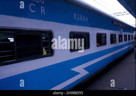 Mumbai; Maharashtra; India- Asia; 08 agosto; 2011 - treno postale della stazione ferroviaria indiana sul binario. Foto Stock