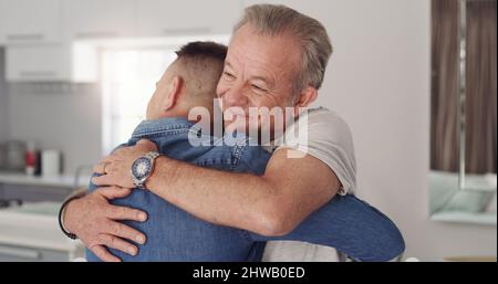 Ti mancava tanto figlio. Fucilato di un padre e di un figlio che abbraccia. Foto Stock