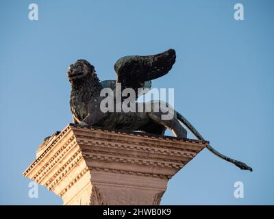 Scultura in bronzo del Leone di Venezia sulla colonna di San Marco in Piazza San Marco a Venezia Foto Stock