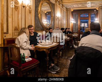Venezia, Italia - Gennaio 6 2022: Caffe Florian Coffee House, interno della Sala degli specchi o Sala delle stagioni con gli ospiti. Foto Stock