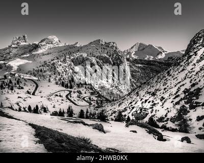 Il Passo del Falzarego il paesaggio invernale nelle Dolomiti Italiane vicino Cortina d'Ampezzo, Italia Foto Stock