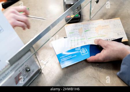 Cracovia, Polonia. 04th Mar 2022. Un passeggero riceve i biglietti del treno gratuitamente con il passaporto ucraino alla stazione ferroviaria di Przemysl, Polonia sudorientale, il 4 marzo 2022. Foto di Daniel Derajinski / ABACAPRESS.COM Credit: Abaca Press/Alamy Live News Foto Stock