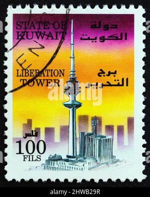 KUWAIT - CIRCA 1996: Un francobollo stampato in Kuwait mostra la Torre della Liberazione, circa 1996. Foto Stock