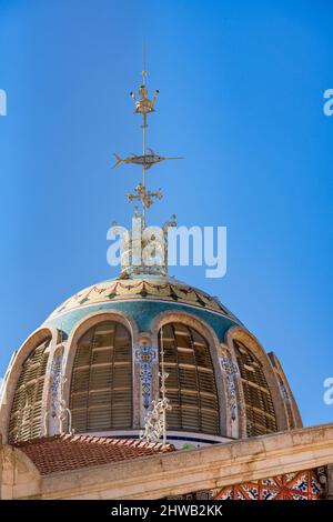 Dettaglio del mercato centrale di Valencia contro il cielo Foto Stock