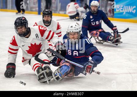 Pechino, Hebei, Cina. 5th Mar 2022. Il giocatore di hockey del team USA di Para Ice Declan Farmer ha avuto un obiettivo e tre aiuti contro il Canada nelle prime partite della squadra dei Paralimpiadi invernali di Pechino 2022 il 5 marzo 2022. (Credit Image: © Mark Edward Harris/ZUMA Press Wire) Credit: ZUMA Press, Inc./Alamy Live News Foto Stock