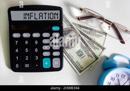 PAROLA DI INFLAZIONE sul calcolatore. Concetto aziendale e fiscale. Foto Stock