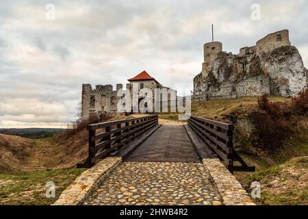 Zamek w Rabsztynie – Ruiny zamku wybudowanego na Wzgórzu Rabsztyńskim na Wyżynie Krakowsko-Częstochowskiej wsi Rabsztyn w województwie małopolskim. Foto Stock