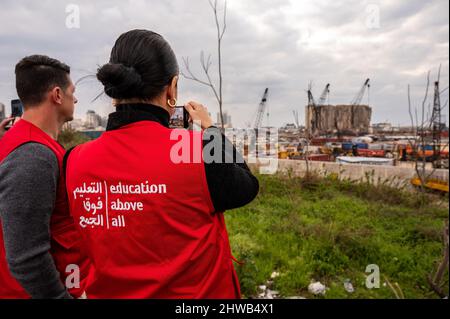 Libano, Beirut. 04th Mar 2022. Il modello brasiliano e l’attrice Adriana Lima (dal retro) e il boyfriend produttore americano di film Andre Lemmers nel sito dell’esplosione del porto di Beirut come modello top è in una missione di advocacy in collaborazione con “Education above All Foundation” a Beirut, Libano, il 4 marzo 2022. Photo by Balkis Press/ABACAPRESS.COM Credit: Abaca Press/Alamy Live News Credit: Abaca Press/Alamy Live News Foto Stock