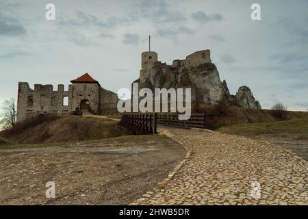 Zamek w Rabsztynie – Ruiny zamku wybudowanego na Wzgórzu Rabsztyńskim na Wyżynie Krakowsko-Częstochowskiej wsi Rabsztyn w województwie małopolskim. Foto Stock