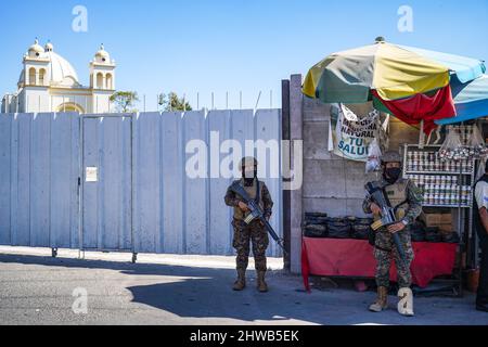 San Salvador, El Salvador. 04th Mar 2022. I soldati sorvegliano un mercato di strada vicino alla Cattedrale di San Salvador durante una pattuglia militare nel centro di San Salvador. Dal 2000, le donne possono integrare le file delle forze Armate Salvadoran, il 8th marzo si celebra la Giornata Internazionale della Donna, con l'apertura di spazi tradizionali a guida maschile accessibili alle donne, una delle tante esigenze. Credit: SOPA Images Limited/Alamy Live News Foto Stock