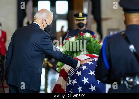 Washington, DC, Stati Uniti. 12th Jan 2022. Il presidente Joe Biden paga i suoi rispetti alla cassa dell'ex senatore degli Stati Uniti Harry Reid del Nevada, mercoledì 12 gennaio 2022, come si deposita nello stato al Campidoglio degli Stati Uniti a Washington, DC accreditamento: Casa bianca/ZUMA Press Wire Service/ZUMAPRESS.com/Alamy Live News Foto Stock