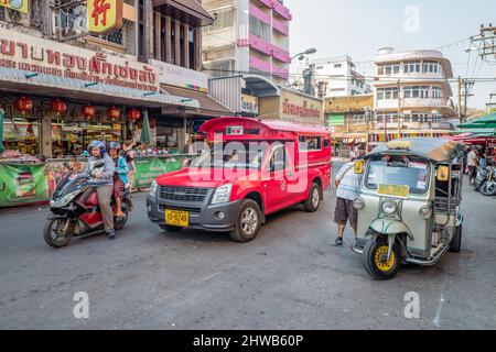 Tradizionale songthaew rosso a Chiang mai. Questa antica città è una popolare destinazione di viaggio nel nord della Thailandia. Foto Stock