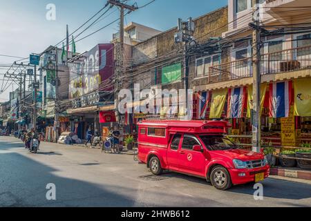 Tradizionale songthaew rosso a Chiang mai. Questa antica città è una popolare destinazione di viaggio nel nord della Thailandia. Foto Stock