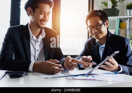 consulente legale e uomo d'affari, due persone che parlano, pianificazione analizzare l'investimento e il marketing su tablet in ufficio. Foto Stock