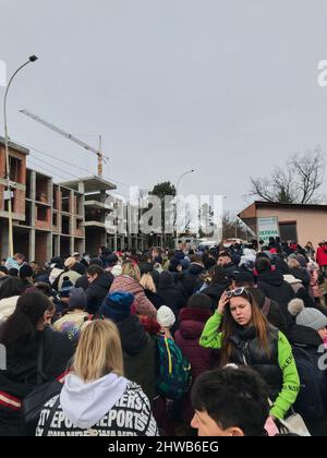 UCRAINA, UZGOROD - 26 FEBBRAIO 2022: Migranti ucraini / rifugiati lasciano l'Ucraina in tempo di guerra. La Russia distrugge la popolazione. Checkpoint Uzhgorod. Foto Stock