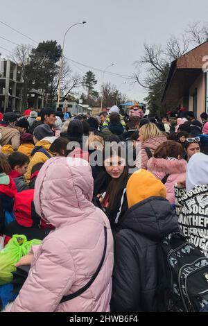 UCRAINA, UZGOROD - 26 FEBBRAIO 2022: Migranti ucraini / rifugiati lasciano l'Ucraina in tempo di guerra. La Russia distrugge la popolazione. Checkpoint Uzhgorod. Foto Stock