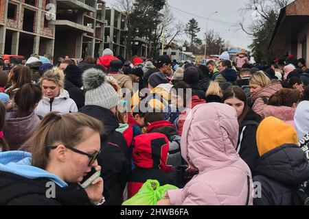 UCRAINA, UZGOROD - 26 FEBBRAIO 2022: Migranti ucraini / rifugiati lasciano l'Ucraina in tempo di guerra. La Russia distrugge la popolazione. Checkpoint Uzhgorod. Foto Stock