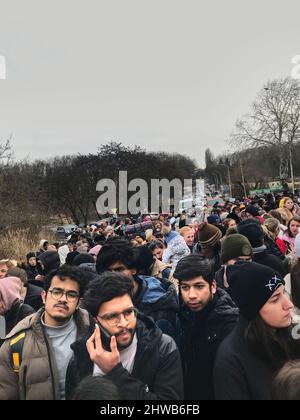 UCRAINA, UZGOROD - 26 FEBBRAIO 2022: Migranti / rifugiati lasciano l'Ucraina in tempo di guerra. La Russia distrugge la popolazione. Checkpoint Uzhgorod. Foto Stock