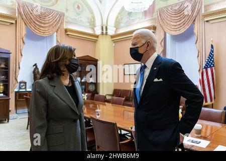 Washington, DC, Stati Uniti. 6th Jan 2022. Il Presidente Joe Biden parla con il Vice Presidente Kamala Harris prima delle loro osservazioni nella National Statuary Hall in occasione dell'anniversario dell'attacco del 6 gennaio al Campidoglio degli Stati Uniti, giovedì 6 gennaio 2022, a Washington, CC. Credit: White House/ZUMA Press Wire Service/ZUMAPRESS.com/Alamy Live News Foto Stock