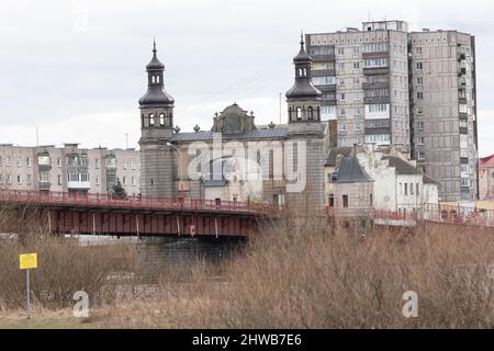 Panemune, Lituania. 4 marzo 2022. Il Ponte della Regina Luisa che attraversa il fiume Neman dalla città lituana di Panemune alla città russa di Sovestck nell'enclave russa di Kaliningrad ha visto poco traffico dall'invasione russa dell'Ucraina. I missili ipersonici di stanza nel territorio russo hanno messo diverse capitali europee alla loro portata. FOTO: Garyroberts/worldwidefeatures.com credito: GaryRobertsphotography/Alamy Live News Foto Stock