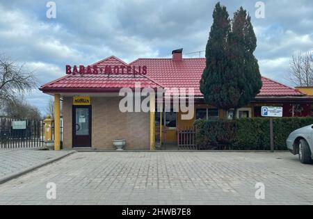 Panemune, Lituania. 04th Mar 2022. Baras Motelis bar nella cittadina lituana di Panemune prima del passaggio di frontiera attraverso il Ponte della Regina Louise per la città russa di Sovestck nell'enclave russa di Kaliningrad. Il bar ha visto poco attraverso il traffico dopo l'invasione russa dell'Ucraina. FOTO: Garyroberts/worldwidefeatures.com Credit: GaryRobertsphotography/Alamy Live News Foto Stock