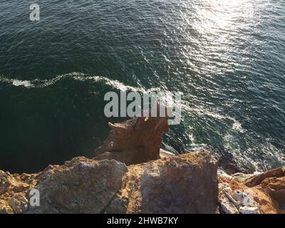 La testa del drago sorge dall'acqua - la roccia o la formazione di lava con la forma di un grande animale. Popolare destinazione di viaggio formazione di roccia vulcanica in Foto Stock