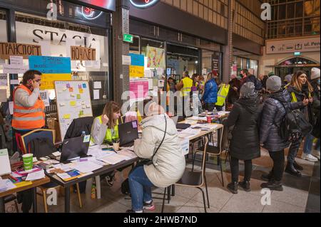WROCLAW, POLONIA - 4 MARZO 2022: Aiuti ai rifugiati di guerra provenienti dall'Ucraina organizzati presso la stazione ferroviaria di Wrocław. Foto volontari polish e rifugiati Foto Stock