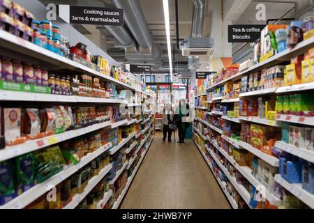 All'interno di un supermercato Sainsbury a Leicester Square, Londra. Foto Stock