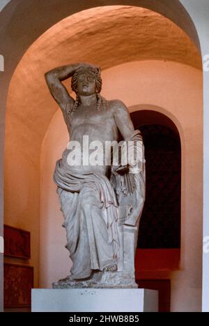 Scansione di archivio del sito archeologico di Cartagine. Rovine della capitale dell'antica civiltà cartaginese, oggi Tunisia. Statua Apollo, Museo Nazionale del Bardo. Aprile 1976. Foto Stock