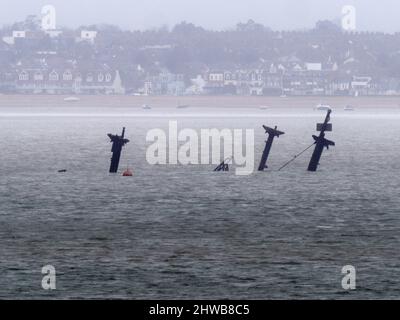 Sheerness, Kent, Regno Unito. 5th Mar 2022. Il naufragio della SS Richard Montgomery è stato raffigurato da 3 angolazioni sulla marea ultra-bassa di questa mattina (altezza prevista 0,31m) che affondò 1,5 miglia a Sheerness nel Kent nel 1944. I tre montanti e i due rack di poppa possono essere visti su queste maree ultra basse (normalmente si vede solo il rack di poppa in avanti). I 3 alberi saranno tagliati quest'estate. PIC: Guardando Nord-Ovest dal lungomare di Minster on Sea. Credit: James Bell/Alamy Live News Foto Stock