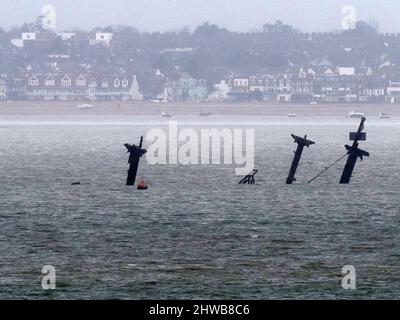 Sheerness, Kent, Regno Unito. 5th Mar 2022. Il naufragio della SS Richard Montgomery è stato raffigurato da 3 angolazioni sulla marea ultra-bassa di questa mattina (altezza prevista 0,31m) che affondò 1,5 miglia a Sheerness nel Kent nel 1944. I tre montanti e i due rack di poppa possono essere visti su queste maree ultra basse (normalmente si vede solo il rack di poppa in avanti). I 3 alberi saranno tagliati quest'estate. PIC: Guardando Nord-Ovest dal lungomare di Minster on Sea. Credit: James Bell/Alamy Live News Foto Stock