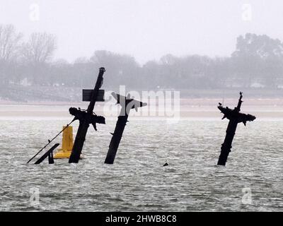 Sheerness, Kent, Regno Unito. 5th Mar 2022. Il naufragio della SS Richard Montgomery è stato raffigurato da 3 angolazioni sulla marea ultra-bassa di questa mattina (altezza prevista 0,31m) che affondò 1,5 miglia a Sheerness nel Kent nel 1944. I tre montanti e i due rack di poppa possono essere visti su queste maree ultra basse (normalmente si vede solo il rack di poppa in avanti). I 3 alberi saranno tagliati quest'estate. PIC: Guardando a nord dal lungomare a Sheerness. Credit: James Bell/Alamy Live News Foto Stock