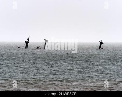 Sheerness, Kent, Regno Unito. 5th Mar 2022. Il naufragio della SS Richard Montgomery è stato raffigurato da 3 angolazioni sulla marea ultra-bassa di questa mattina (altezza prevista 0,31m) che affondò 1,5 miglia a Sheerness nel Kent nel 1944. I tre montanti e i due rack di poppa possono essere visti su queste maree ultra basse (normalmente si vede solo il rack di poppa in avanti). I 3 alberi saranno tagliati quest'estate. PIC: Guardando Nord-Est dal lungomare vicino ai moli di Sheerness. Credit: James Bell/Alamy Live News Foto Stock