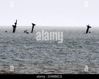 Sheerness, Kent, Regno Unito. 5th Mar 2022. Il naufragio della SS Richard Montgomery è stato raffigurato da 3 angolazioni sulla marea ultra-bassa di questa mattina (altezza prevista 0,31m) che affondò 1,5 miglia a Sheerness nel Kent nel 1944. I tre montanti e i due rack di poppa possono essere visti su queste maree ultra basse (normalmente si vede solo il rack di poppa in avanti). I 3 alberi saranno tagliati quest'estate. PIC: Guardando Nord-Est dal lungomare vicino ai moli di Sheerness. Credit: James Bell/Alamy Live News Foto Stock