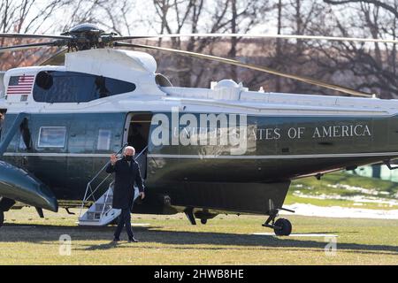 Washington, DC, Stati Uniti. 10th Jan 2022. Il presidente Joe Biden sbarca Marine One sul prato meridionale della Casa Bianca lunedì 10 gennaio 2022, dopo il suo viaggio a Camp David. Credit: White House/ZUMA Press Wire Service/ZUMAPRESS.com/Alamy Live News Foto Stock