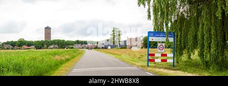 Sint Jansklooster- Paesi Bassi: 20 giugno 2021: Cartello d'ingresso e torre d'acqua Sint Jansklooster Parco Nazionale Weerribben- Wieden a Overijssel Paesi Bassi Foto Stock