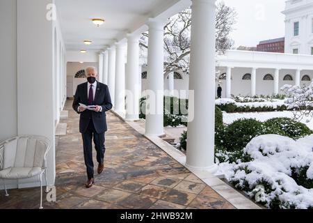 Washington, DC, Stati Uniti. 5th Jan 2022. Il Presidente Joe Biden cammina lungo il Colonnade della Casa Bianca, mercoledì 5 gennaio 2022, all'Ufficio ovale. Credit: White House/ZUMA Press Wire Service/ZUMAPRESS.com/Alamy Live News Foto Stock