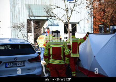 Sandhausen, Germania. 05th Mar 2022. I vigili del fuoco si trovano di fronte a una casa. Il dipartimento dei vigili del fuoco ha recuperato il corpo di una donna dalle macerie di un appartamento dopo un incendio a Sandhausen (distretto Reno-Neckar). Secondo la polizia, il fuoco era scoppiato sabato mattina per motivi inizialmente inspiegabili al secondo piano di una casa a schiera. Secondo la polizia, non è ancora stato chiarito se la donna di 51 anni sia morta a causa dell'incendio o sia già morta quando scoppiarono le fiamme. Credit: Priebe/pr-video/dpa/Alamy Live News Foto Stock