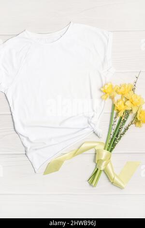 T-shirt bianca in mockup primaverile di Pasqua. Foto Stock